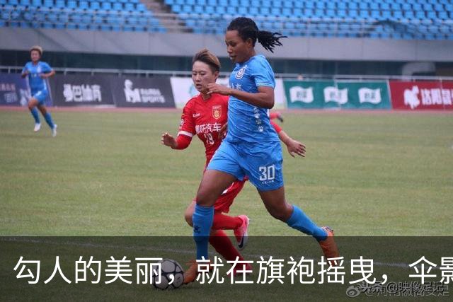勾人的美丽，就在旗袍摇曳，伞影婆娑之下